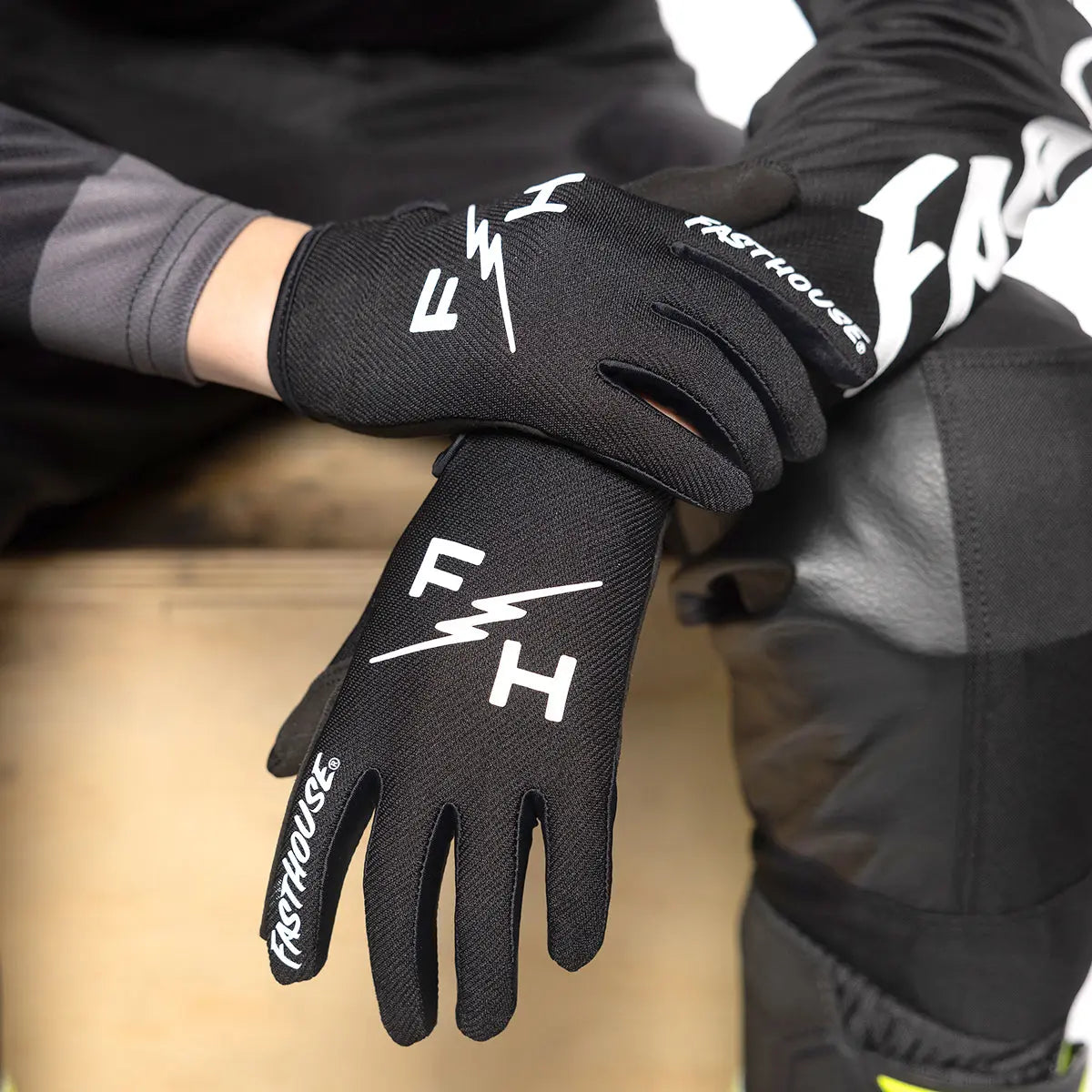 Carbon Eternal Youth Glove